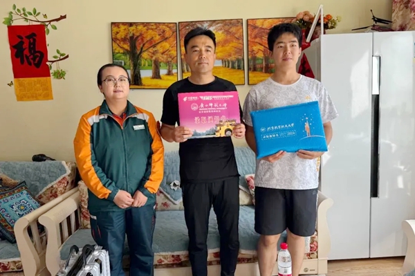 劉傲寒父子收到錄取通知書。北航供圖