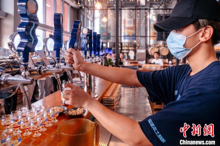 圖為百威雪津啤酒莆田基地工作人員正在打酒?！±钅宪?攝